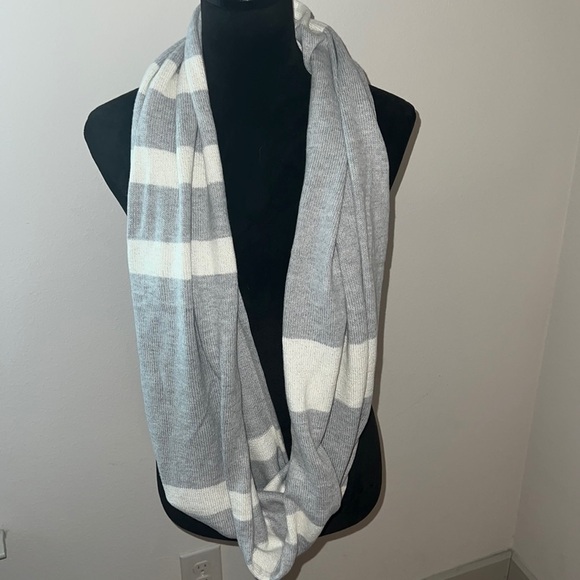 American Eagle Outfitters 🦅 one size ivory gray metallic infinity soft scarf - Picture 2 of 5